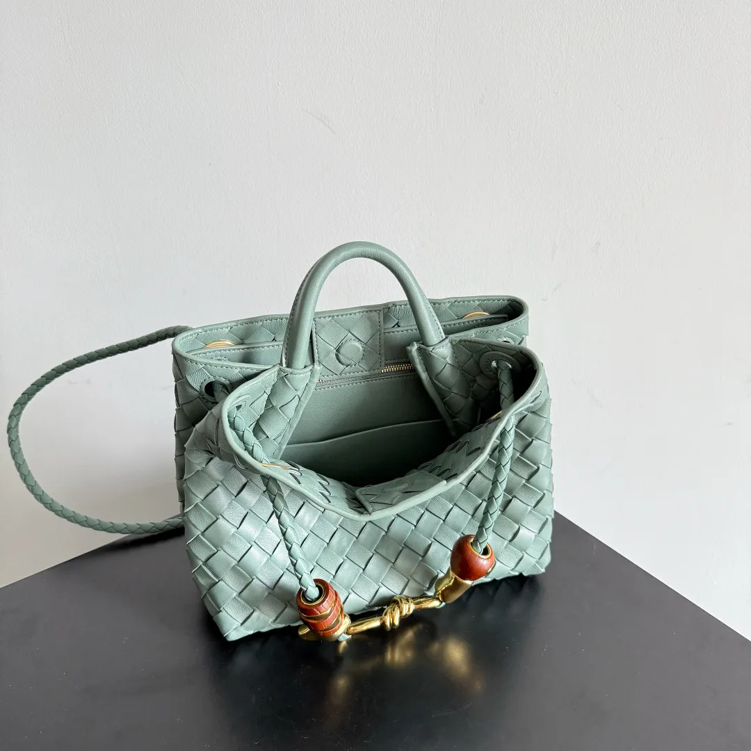 The new Andiamo batch of 3060 BV is shipped‼ ️The classic intercciato weaving process is used to create a soft bag, the metal knot is made of micro-cast aluminum using jewelry technology🪢, and the decorative beads are made of metal and hand-polished oak, allowing you to jump repeatedly between elegance and fun💃, making it unpredictable. Classic and versatile, it shows off your temperament, and the bag has a large capacity, making it very convenient for daily commuting! It has a variety of carrying methods, the shoulder straps can be adjusted by yourself, the original lambskin feels soft and delicate, and the unisex style breaks gender boundaries and brings a more practical and long-lasting use experience. The Andiamo, which has both elegant and casual styles, perfectly interprets the "fashionable old money style". Style No.: 743568+Wood Hardware Color: Aloe Green Size: 25*22*10.5cm